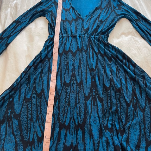 Express blue v-neck dress with feather like pattern - Picture 5 of 9
